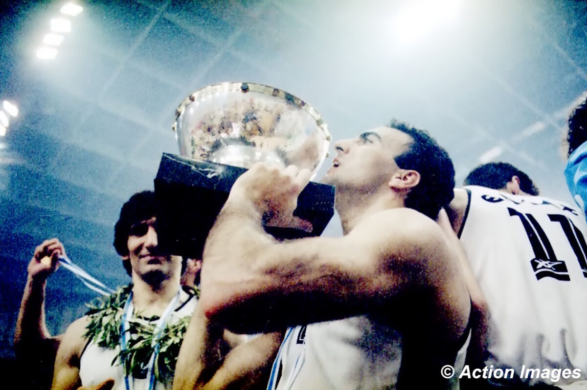 Ο Νίκος Γκάλης με το τρόπαιο του Eurobasket 1987 (ΦΩΤΟ Eurokinissi)