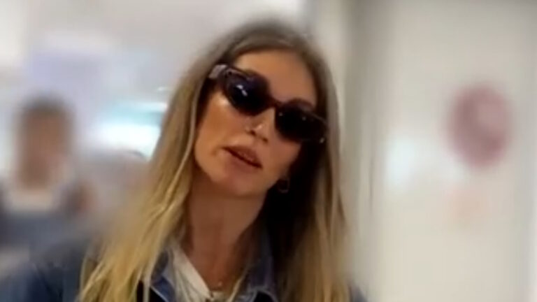 Η Αθηνά Οικονομάκου στο αεροδρόμιο απέναντι από τις κάμερες