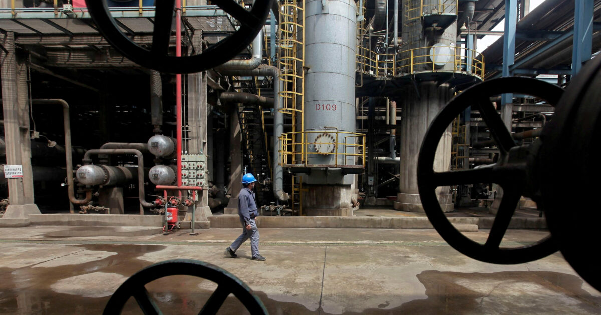Oil maintains its profits while US stocks decrease