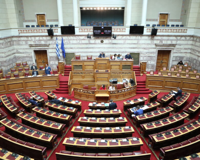 Στους 151 βουλευτές η απόλυτη πλειοψηφία λέει το προεδρείο της Βουλής μετά την έκπτωση των τριών Σπαρτιατών