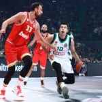 Ο Κώστας Σλούκας σε άμυνα του Νίκολα Μιλουτίνοφ (ΦΩΤΟ ΜΑΡΚΟΣ ΧΟΥΖΟΥΡΗΣ