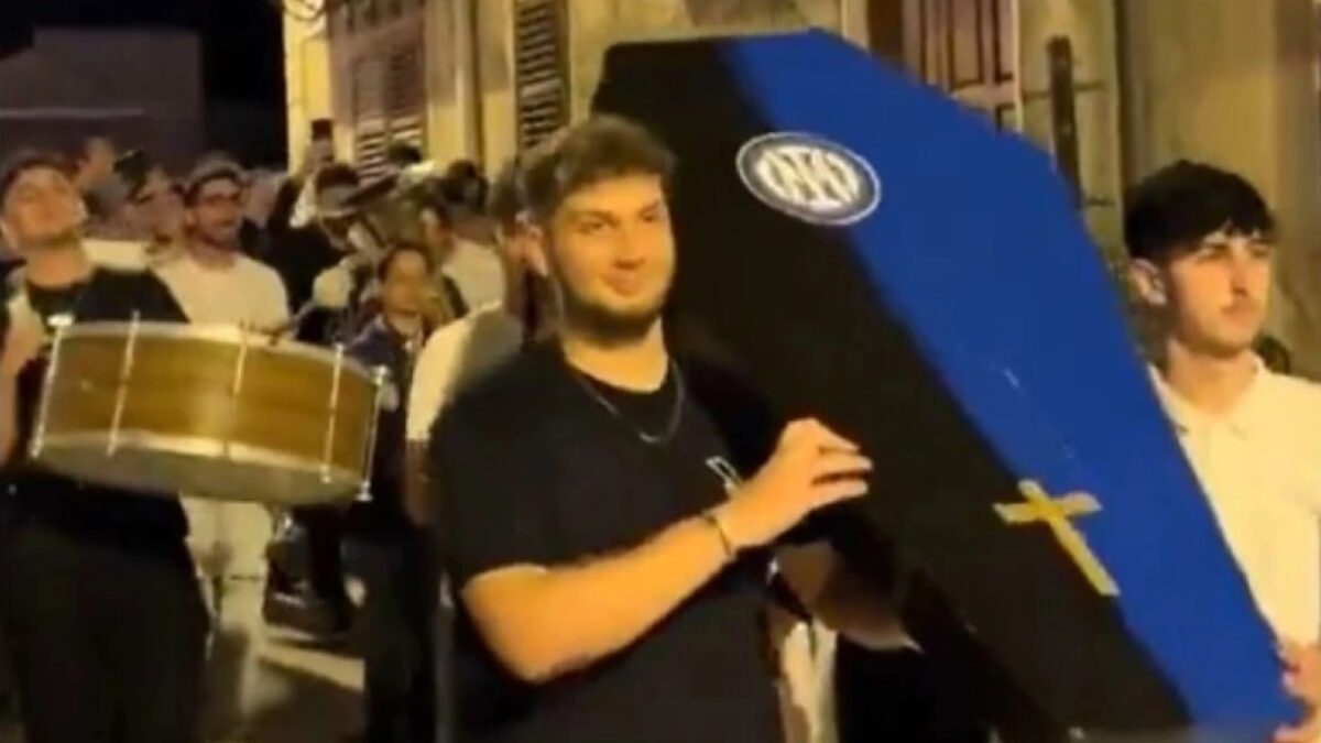 Οπαδοί της Μίλαν έκαναν την κηδεία της Ίντερ μετά τον διασυρμό στον τελικό του Champions League