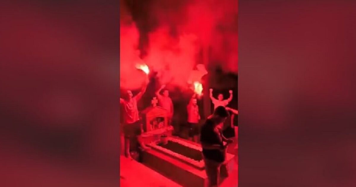 Olympiacos fans celebrated the championship at the Feron Evros Cemetery in their grave of their unjust friend