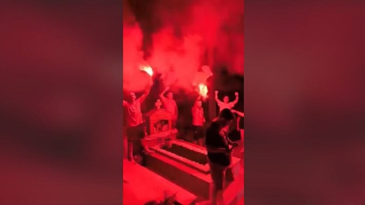 Φίλαθλοι του Ολυμπιακού γιόρτασαν το πρωτάθλημα στο νεκροταφείο Φερών Έβρου, στον τάφο αδικοχαμένου φίλου τους