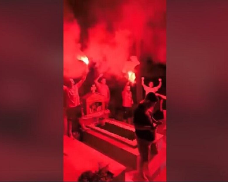 Φίλαθλοι του Ολυμπιακού γιόρτασαν το πρωτάθλημα στο νεκροταφείο Φερών Έβρου, στον τάφο αδικοχαμένου φίλου τους