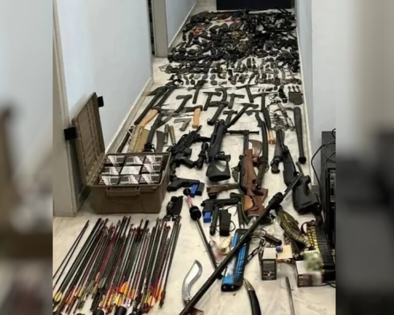 Χανιά: 42χρονος είχε στήσει ολόκληρο οπλοστάσιο στο σπίτι του – Βρέθηκαν 107 τσεκούρια, 177 μαχαίρια και ακόντιο