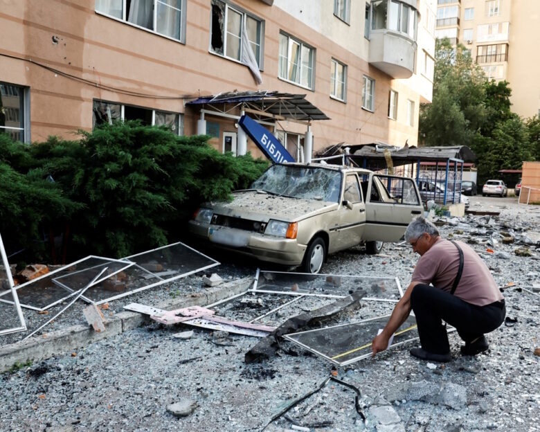 Ουκρανία: Διασώστες οι 3 από τους 4 νεκρούς που σκοτώθηκαν από ρωσική επίθεση με 450 drones και πυραύλους
