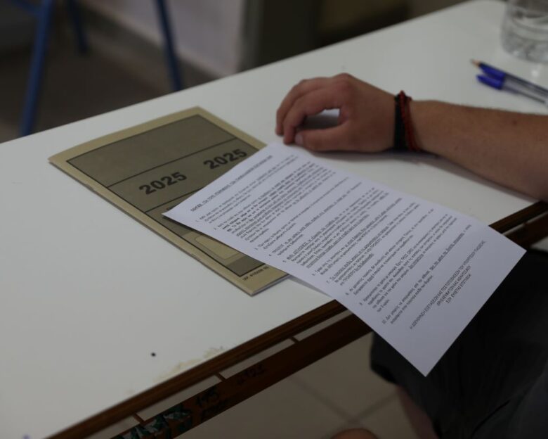 Πανελλήνιες 2025: Οι πρώτες εκτιμήσεις για βαθμολογίες και βάσεις, εκτός ΑΕΙ ένας στους τρεις από τα ΓΕΛ