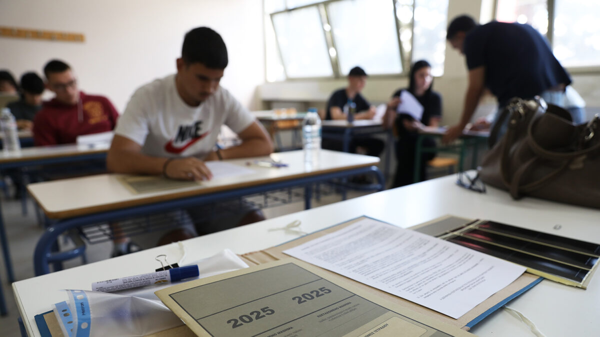Μαθητές διαγωνίζονται στις Πανελλαδικές Εξετάσεις στο 1ο ΕΠΑΛ Αγίας Παρασκευής, Σάββατο 31 Μαΐου 2025. Αρχή Πανελλαδικών Εξετάσεων για τους υποψήφιους των ΕΠΑΛ, σήμερα Σάββατο, οι οποίοι διεκδικούν μία θέση στην Τριτοβάθμια Εκπαίδευση κατά το επόμενο ακαδημαϊκό έτος, 2025-26. Οι υποψήφιοι εξετάζονται στα Νέα Ελληνικά, το οποίο είναι μάθημα Γενικής Παιδείας. Οι Πανελλαδικές Εξετάσεις 2025 για τους υποψήφιους των ΓΕΛ άρχισαν χθες, Παρασκευή 30 Μαΐου, με την εξέταση στο μάθημα της Νεοελληνικής Γλώσσας και Λογοτεχνίας. ΑΠΕ-ΜΠΕ/ΑΠΕ-ΜΠΕ-POOL/ΓΙΩΡΓΟΣ ΒΙΤΣΑΡΑΣ