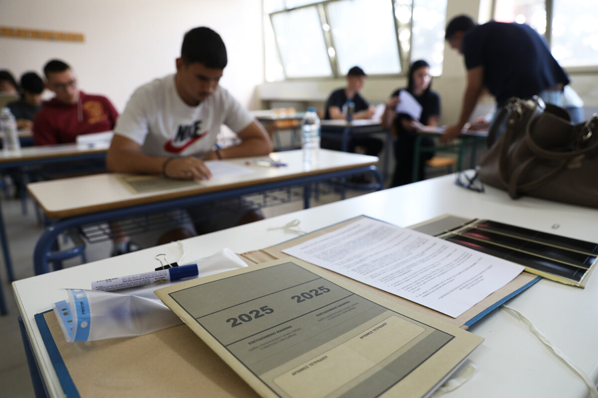 Μαθητές διαγωνίζονται στις Πανελλαδικές Εξετάσεις στο 1ο ΕΠΑΛ Αγίας Παρασκευής, Σάββατο 31 Μαΐου 2025. Αρχή Πανελλαδικών Εξετάσεων για τους υποψήφιους των ΕΠΑΛ, σήμερα Σάββατο, οι οποίοι διεκδικούν μία θέση στην Τριτοβάθμια Εκπαίδευση κατά το επόμενο ακαδημαϊκό έτος, 2025-26. Οι υποψήφιοι εξετάζονται στα Νέα Ελληνικά, το οποίο είναι μάθημα Γενικής Παιδείας. Οι Πανελλαδικές Εξετάσεις 2025 για τους υποψήφιους των ΓΕΛ άρχισαν χθες, Παρασκευή 30 Μαΐου, με την εξέταση στο μάθημα της Νεοελληνικής Γλώσσας και Λογοτεχνίας. ΑΠΕ-ΜΠΕ/ΑΠΕ-ΜΠΕ-POOL/ΓΙΩΡΓΟΣ ΒΙΤΣΑΡΑΣ