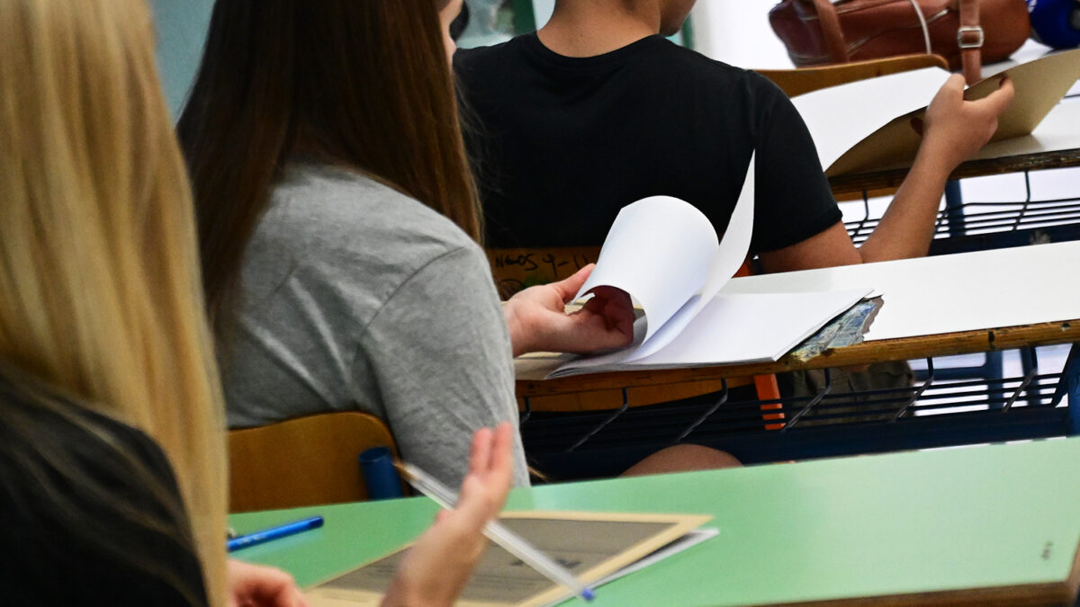 Στιγμιότυπο από ΕΠΑΛ της Αθήνας, Πέμπτη 30 Μαΐου 2023. Έναρξη των πανελλαδικών εξετάσεων με τους υποψηφίους των επαγγελματικών λυκείων (ΕΠΑΛ), οι οποίοι διαγωνίστηκαν στο μάθημα των Νέων Ελληνικών. (ΚΩΣΤΑΣ ΤΖΟΥΜΑΣ/EUROKINISSI)