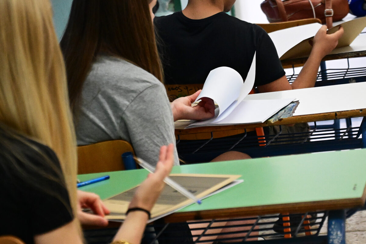 Στιγμιότυπο από ΕΠΑΛ της Αθήνας, Πέμπτη 30 Μαΐου 2023. Έναρξη των πανελλαδικών εξετάσεων με τους υποψηφίους των επαγγελματικών λυκείων (ΕΠΑΛ), οι οποίοι διαγωνίστηκαν στο μάθημα των Νέων Ελληνικών. (ΚΩΣΤΑΣ ΤΖΟΥΜΑΣ/EUROKINISSI)