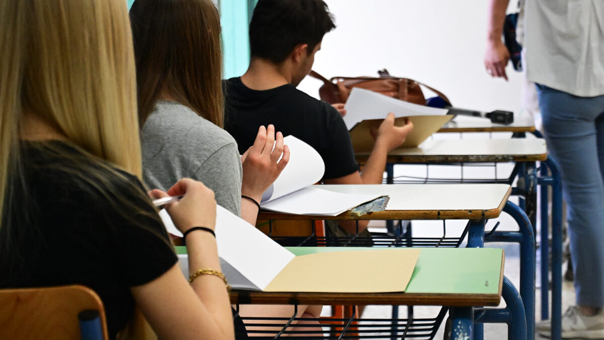 Στιγμιότυπο από ΕΠΑΛ της Αθήνας, Πέμπτη 30 Μαΐου 2023. Έναρξη των πανελλαδικών εξετάσεων με τους υποψηφίους των επαγγελματικών λυκείων (ΕΠΑΛ), οι οποίοι διαγωνίστηκαν στο μάθημα των Νέων Ελληνικών. (ΚΩΣΤΑΣ ΤΖΟΥΜΑΣ/EUROKINISSI)