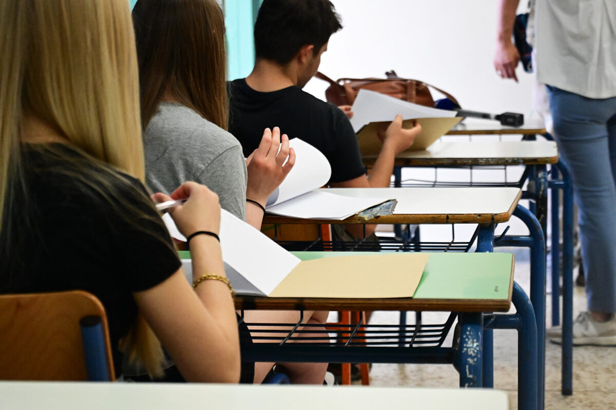 Στιγμιότυπο από ΕΠΑΛ της Αθήνας, Πέμπτη 30 Μαΐου 2023. Έναρξη των πανελλαδικών εξετάσεων με τους υποψηφίους των επαγγελματικών λυκείων (ΕΠΑΛ), οι οποίοι διαγωνίστηκαν στο μάθημα των Νέων Ελληνικών. (ΚΩΣΤΑΣ ΤΖΟΥΜΑΣ/EUROKINISSI)