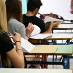 Στιγμιότυπο από ΕΠΑΛ της Αθήνας, Πέμπτη 30 Μαΐου 2023. Έναρξη των πανελλαδικών εξετάσεων με τους υποψηφίους των επαγγελματικών λυκείων (ΕΠΑΛ), οι οποίοι διαγωνίστηκαν στο μάθημα των Νέων Ελληνικών. (ΚΩΣΤΑΣ ΤΖΟΥΜΑΣ/EUROKINISSI)