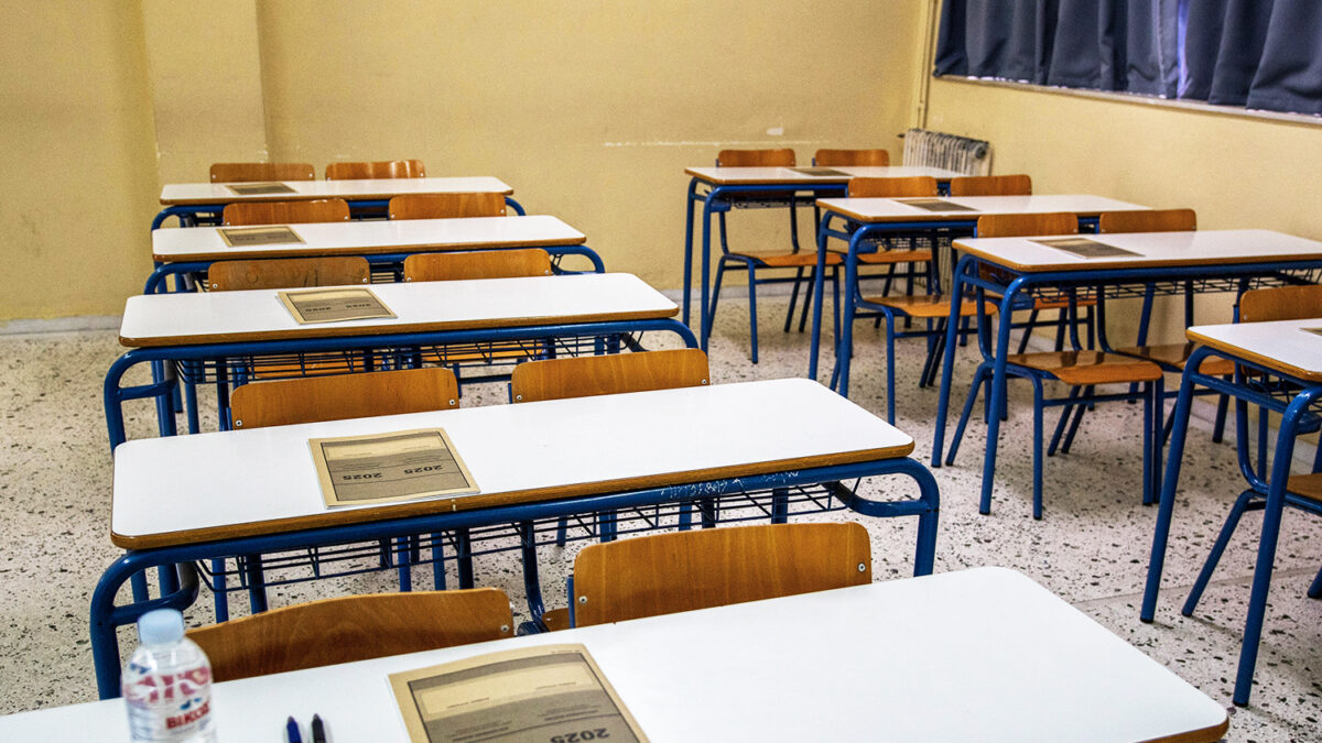 Στιγμιότυπο από γενικό Λύκειο του Πύργου Ηλείας, Παρασκευή 30 Μαΐου 2025. Έναρξη των πανελλαδικών εξετάσεων με τους υποψηφίους των Γενικών Λυκείων (ΓΕΛ), να διαγωνίζονται στο μάθημα της Νεοελληνικής Γλώσσας και Λογοτεχνίας (Γενικής Παιδείας). (ΓΙΑΝΝΗΣ ΣΠΥΡΟΥΝΗΣ/ILIALIVE.GR/EUROKINISSI)