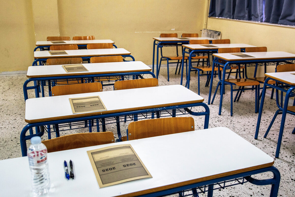 Στιγμιότυπο από γενικό Λύκειο του Πύργου Ηλείας, Παρασκευή 30 Μαΐου 2025. Έναρξη των πανελλαδικών εξετάσεων με τους υποψηφίους των Γενικών Λυκείων (ΓΕΛ), να διαγωνίζονται στο μάθημα της Νεοελληνικής Γλώσσας και Λογοτεχνίας (Γενικής Παιδείας). (ΓΙΑΝΝΗΣ ΣΠΥΡΟΥΝΗΣ/ILIALIVE.GR/EUROKINISSI)