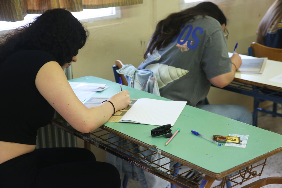 Μαθητές διαγωνίζονται στις Πανελλαδικές Εξετάσεις σε λύκειο, Θρακομακεδόνες, Παρασκευή 30 Μαΐου 2025. Με την εξέταση του μαθήματος της Νεοελληνικής Γλώσσας και Λογοτεχνίας αρχίζουν σήμερα οι Πανελλαδικές Εξετάσεις για τους υποψηφίους των Γενικών Λυκείων, που διεκδικούν μία από τις 68.788 θέσεις της Τριτοβάθμιας Εκπαίδευσης για το ερχόμενο ακαδημαϊκό έτος, 2025-26. Η εξέταση έχει οριστεί να αρχίσει στις 08:30 και έτσι, οι υποψήφιοι θα πρέπει να έχουν προσέλθει στις αίθουσες εξέτασης μέχρι τις 08:00. Η διάρκεια εξέτασης είναι τρεις (3) ώρες. Για τους υποψήφιους των ΕΠΑΛ, οι Πανελλαδικές Εξετάσεις θα αρχίσουν στις 31 Μαΐου με το μάθημα των Νέων Ελληνικών. ΑΠΕ-ΜΠΕ/ΑΠΕ-ΜΠΕ-POOL/ΑΛΕΞΑΝΔΡΟΣ ΒΛΑΧΟΣ