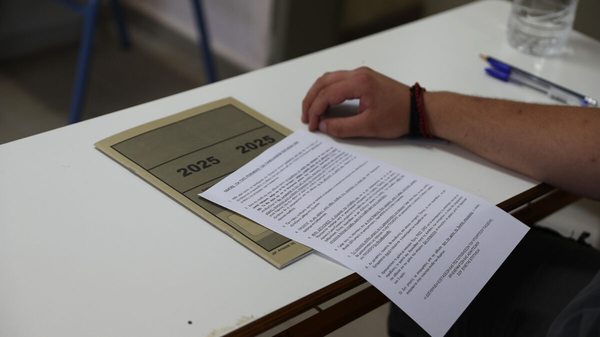 Μαθητές διαγωνίζονται στις Πανελλαδικές Εξετάσεις στο 1ο ΕΠΑΛ Αγίας Παρασκευής, Σάββατο 31 Μαΐου 2025. Αρχή Πανελλαδικών Εξετάσεων για τους υποψήφιους των ΕΠΑΛ, σήμερα Σάββατο, οι οποίοι διεκδικούν μία θέση στην Τριτοβάθμια Εκπαίδευση κατά το επόμενο ακαδημαϊκό έτος, 2025-26. Οι υποψήφιοι εξετάζονται στα Νέα Ελληνικά, το οποίο είναι μάθημα Γενικής Παιδείας. Οι Πανελλαδικές Εξετάσεις 2025 για τους υποψήφιους των ΓΕΛ άρχισαν χθες, Παρασκευή 30 Μαΐου, με την εξέταση στο μάθημα της Νεοελληνικής Γλώσσας και Λογοτεχνίας. ΑΠΕ-ΜΠΕ/ΑΠΕ-ΜΠΕ-POOL/ΓΙΩΡΓΟΣ ΒΙΤΣΑΡΑΣ