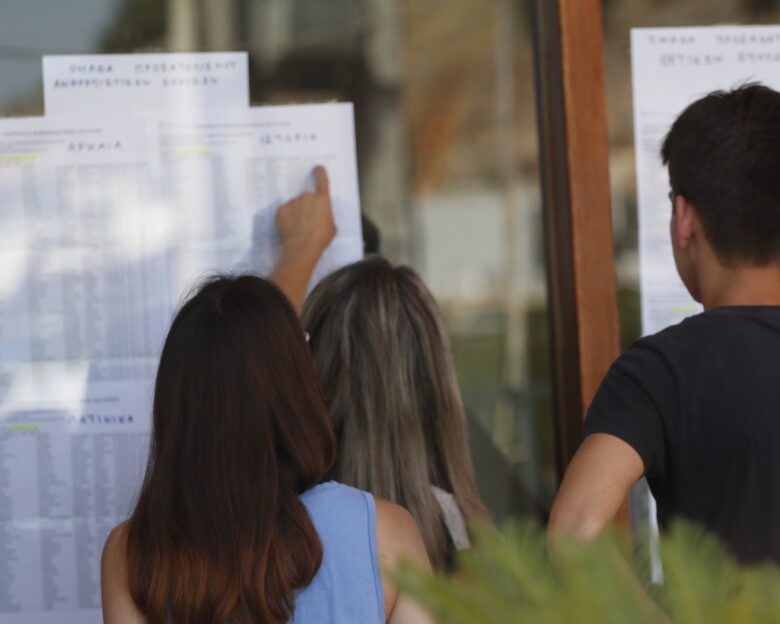 Πανελλήνιες 2025: Αριστούχοι αποκαλύπτουν το μυστικό της επιτυχίας – «Πριν πας να γράψεις, πρέπει να ξέρεις τον στόχο»