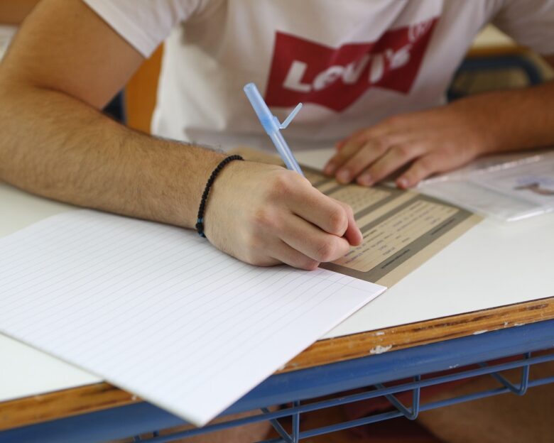Εύβοια: Μηδενίστηκε μαθητής που αντέγραφε στις Πανελλήνιες – «Όλοι το κάνουν» διαμαρτυρήθηκαν οι εκπαιδευτικοί γονείς του