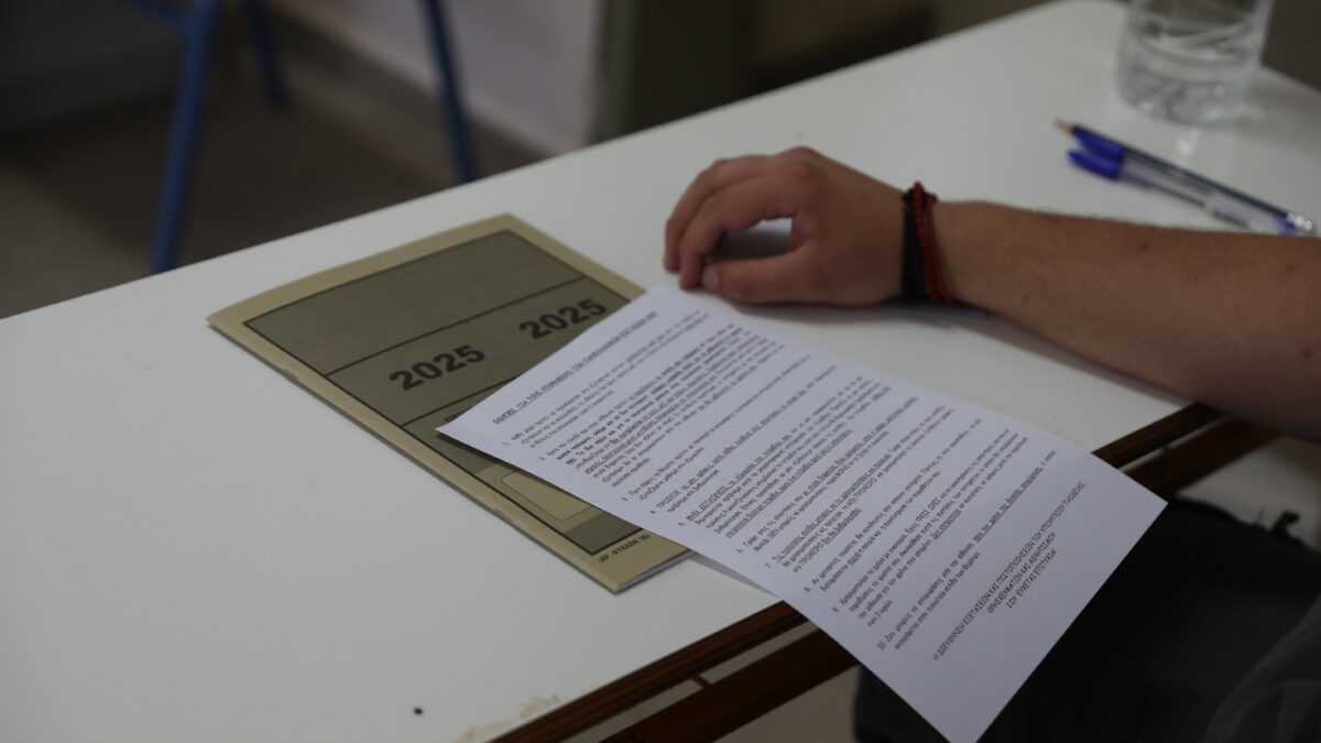 Μαθητής δίνει πανελλήνιες