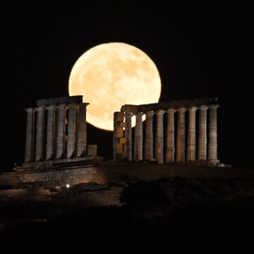 Πανσέληνος της φράουλας τον ναό του Ποσειδώνα στο Σούνιο