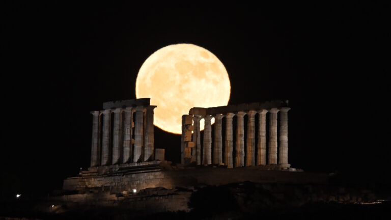 Πανσέληνος της φράουλας τον ναό του Ποσειδώνα στο Σούνιο