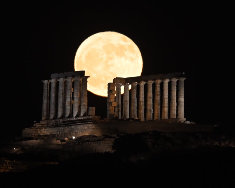 Πανσέληνος της φράουλας: Μαγευτικές εικόνες από το πρώτο ολόγιομο φεγγάρι του καλοκαιριού – Πού οφείλει το όνομά του