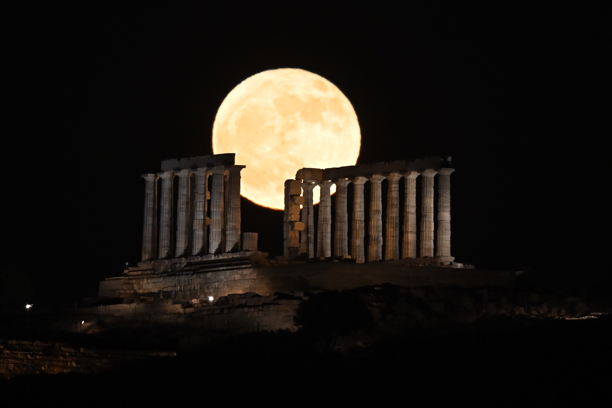 Πανσέληνος της φράουλας τον ναό του Ποσειδώνα στο Σούνιο