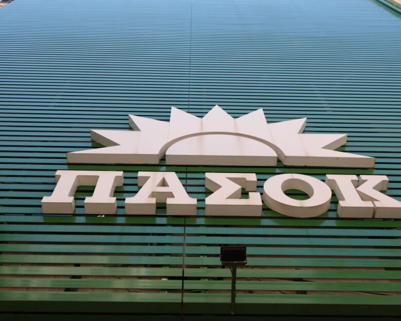 Το ΠΑΣΟΚ συνεχίζει το «σκληρό ροκ» κατά της κυβέρνησης για τα εθνικά θέματα και την Ομάδα Αλήθειας