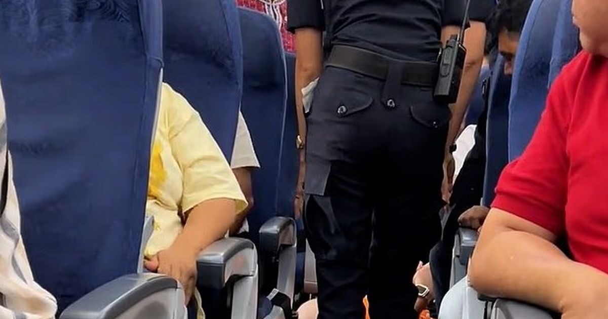 Σκηνές χάους στη Μπανγκόκ: Υπέρβαρος επιβάτης σέρνεται έξω από αεροπλάνο επειδή ήθελε να αλλάξει θέση γιατί δεν χωρούσε
