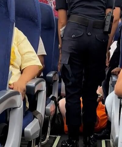 Αστυνομικοί σέρνουν επιβάτη από το αεροπλάνο