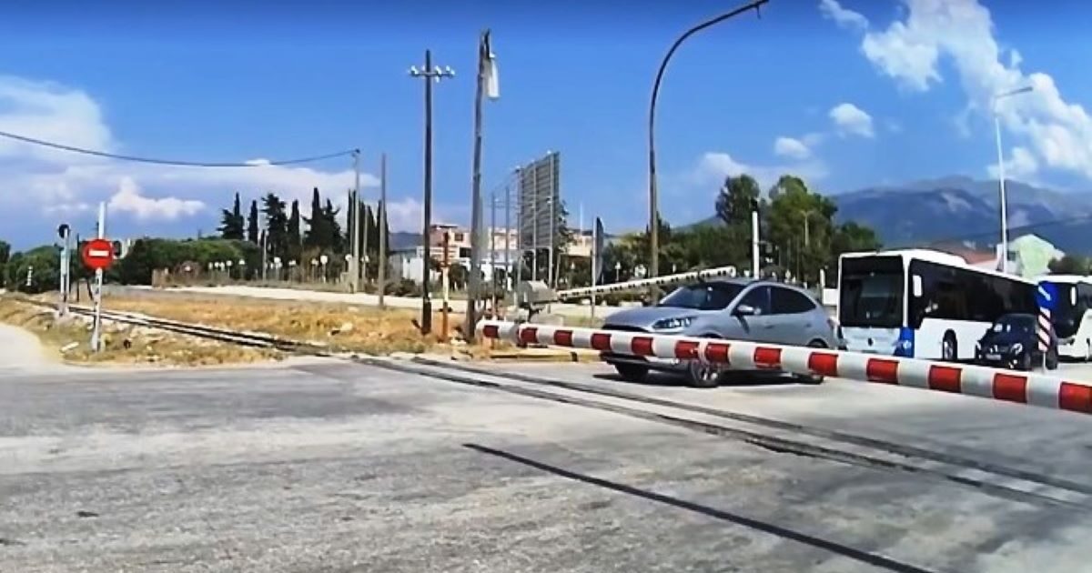 Patras: Passed under the train bars, trapped him and developed speed