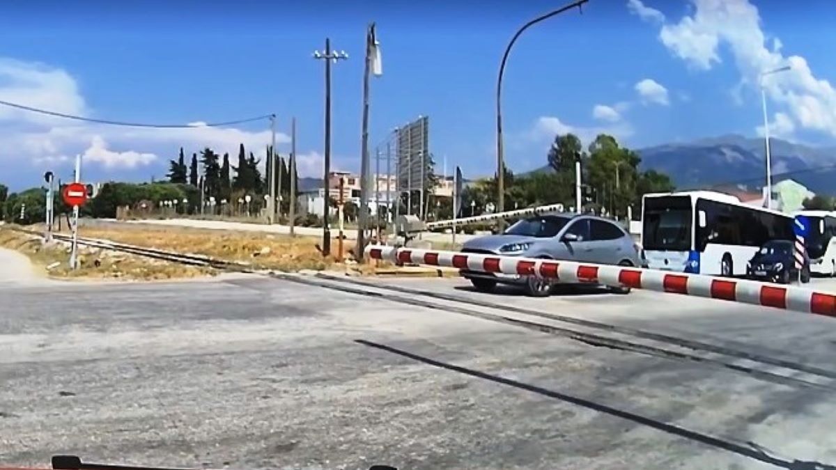 Ο οδηγός που πέρασε από τις μπάρες στην Πάτρα