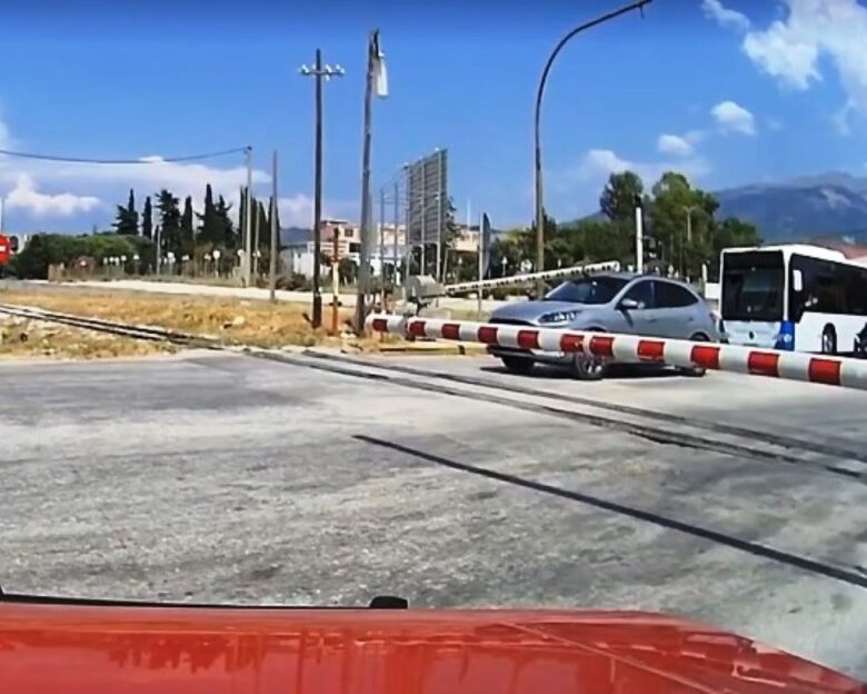 Πάτρα: Πέρασε κάτω από τις μπάρες του τρένου, τον εγκλώβισαν και ανέπτυξε ταχύτητα