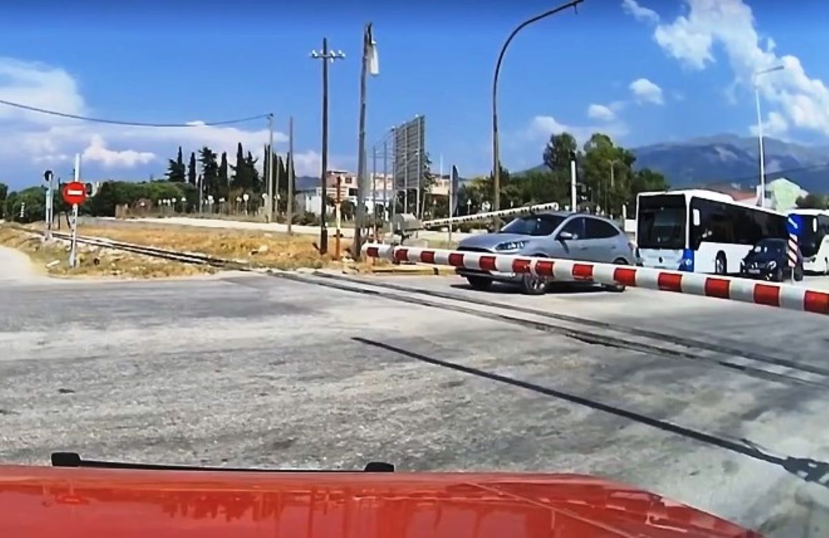 Ο οδηγός που πέρασε από τις μπάρες στην Πάτρα