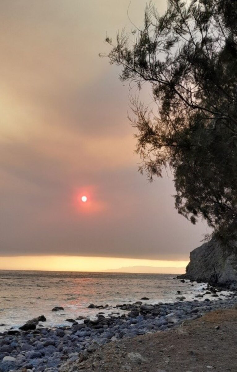 Ο καπνός από τη φωτιά στη Σμύρνη, όπως φαίνεται από την Πάτμο