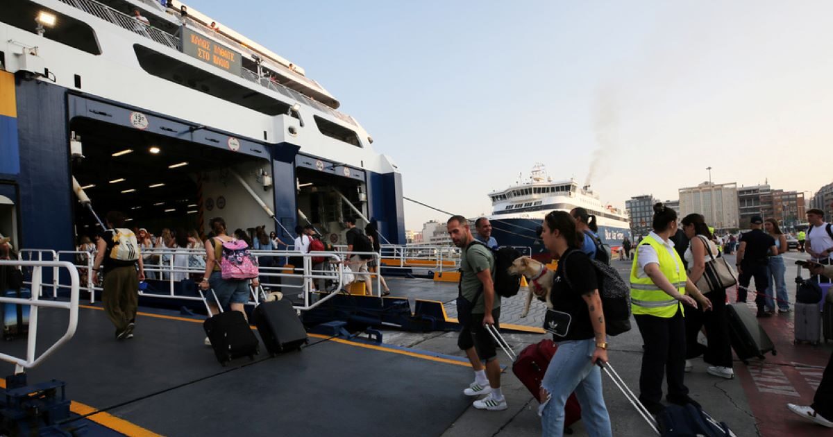 Holy Spirit Exit: Where the Athenians leave – mass exit from the port of Piraeus