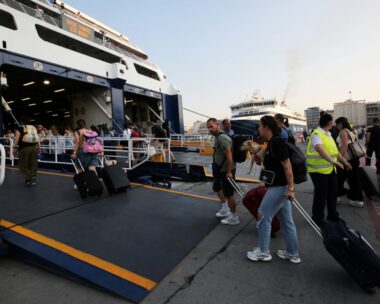 Έξοδος των εκδρομέων του Αγίου Πνεύματος στο λιμάνι του Πειραιά