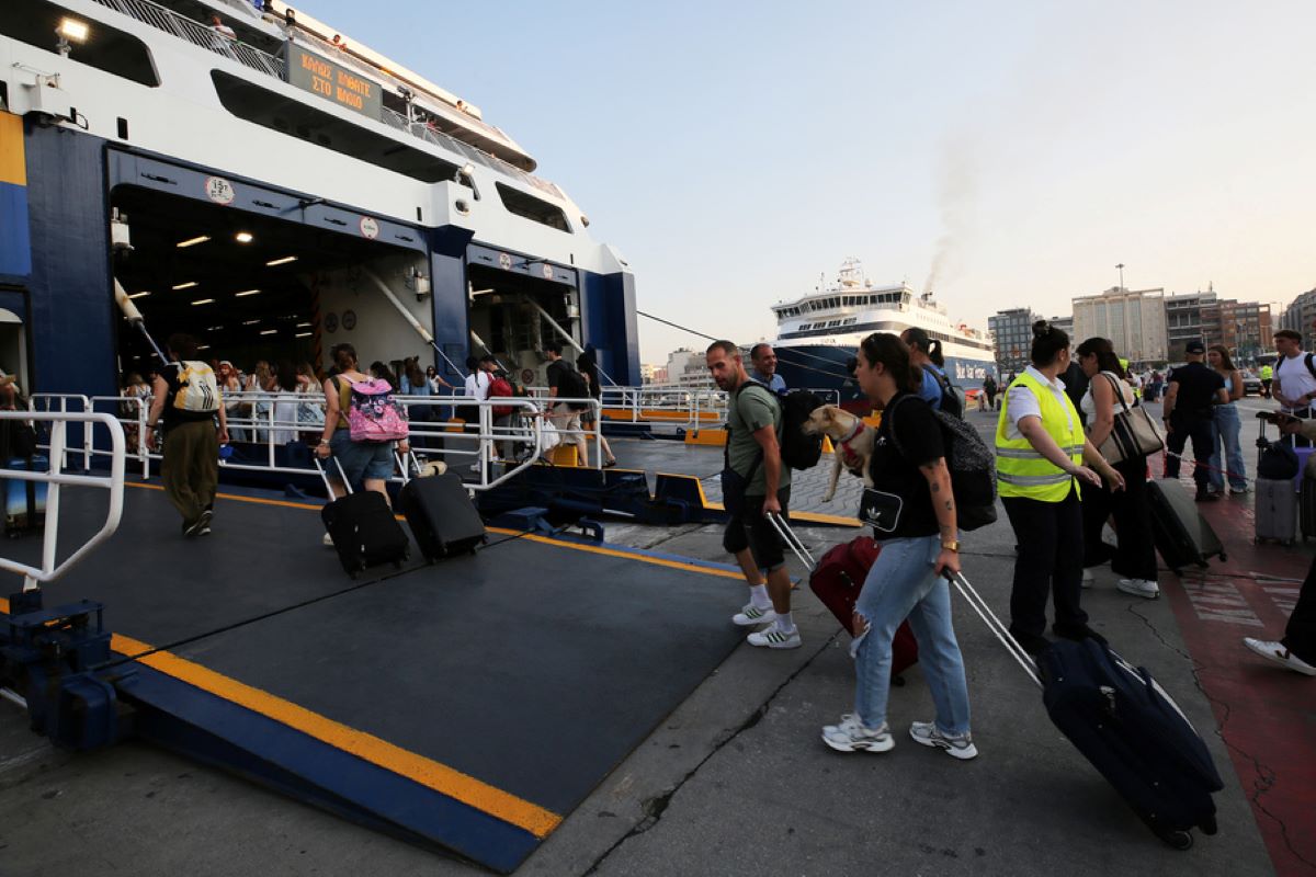 Έξοδος των εκδρομέων του Αγίου Πνεύματος στο λιμάνι του Πειραιά