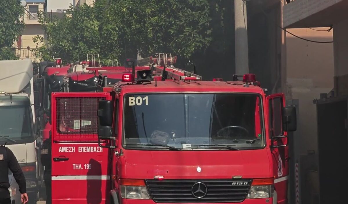 Άμεσα στο σημείο της φωτιάς στο Περιστέρι, έσπευσαν δυνάμεις της Πυροσβεστικής