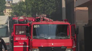 Άμεσα στο σημείο της φωτιάς στο Περιστέρι, έσπευσαν δυνάμεις της Πυροσβεστικής