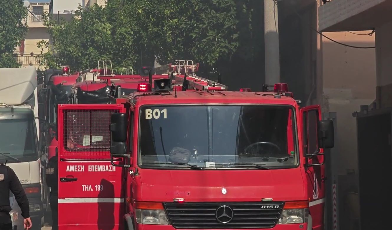 Άμεσα στο σημείο της φωτιάς στο Περιστέρι, έσπευσαν δυνάμεις της Πυροσβεστικής