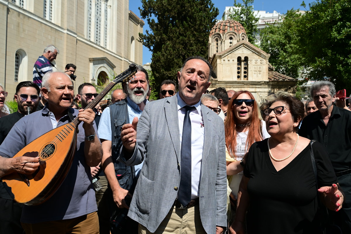 Σε λαϊκό προσκύνημα στον Μητροπολιτικό Ναό Αθηνών η σορός του Πετρολούκα Χαλκιά
