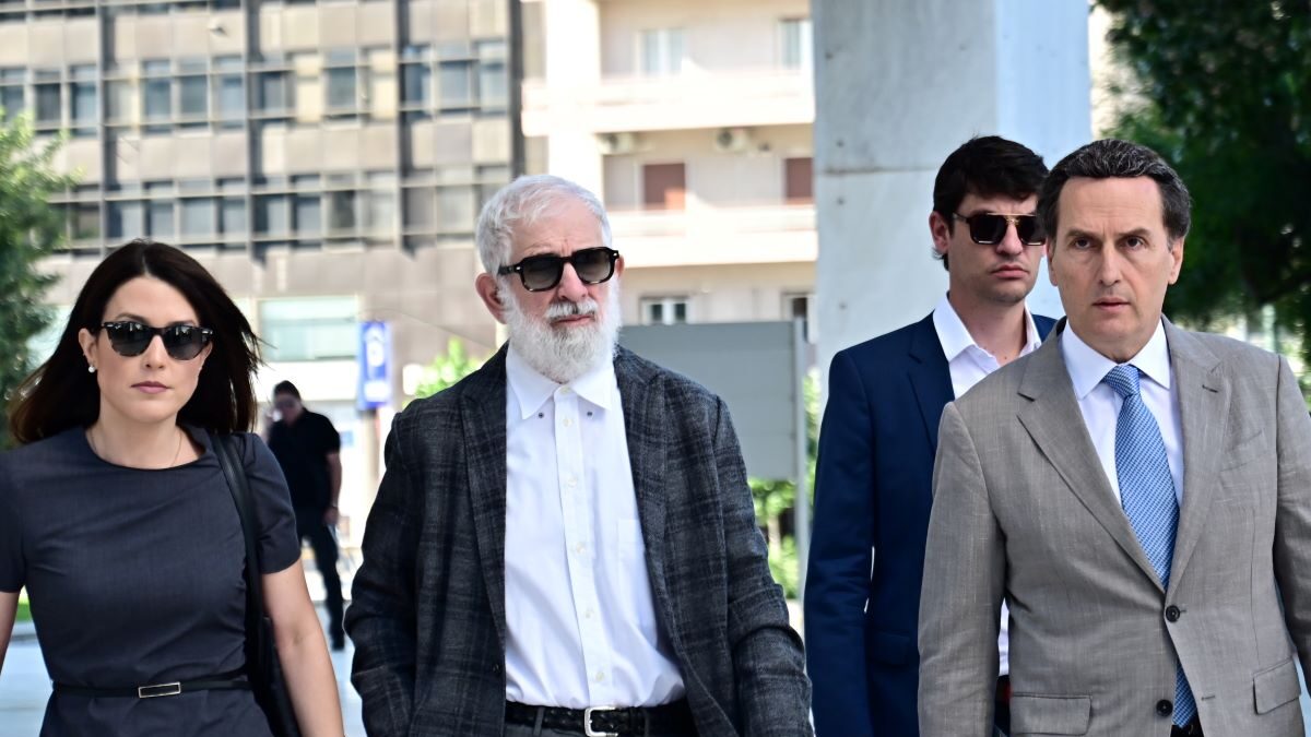 Ο Πέτρος Φιλιππίδης κατά την προσέλευσή του στο Εφετείο, συνοδευόμενος από τους δικηγόρους του