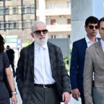 Ο Πέτρος Φιλιππίδης κατά την προσέλευσή του στο Εφετείο, συνοδευόμενος από τους δικηγόρους του