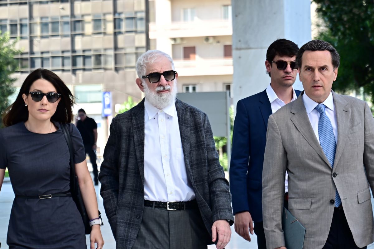 Ο Πέτρος Φιλιππίδης κατά την προσέλευσή του στο Εφετείο, συνοδευόμενος από τους δικηγόρους του