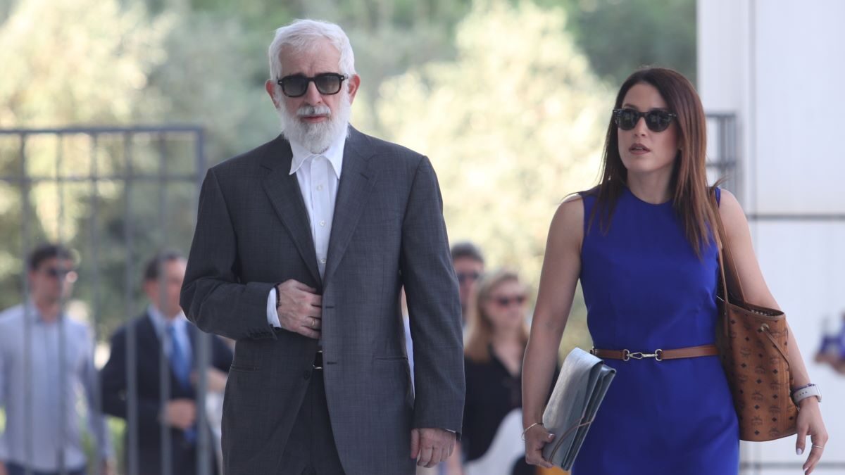 Ο Πέτρος Φιλιππίδης με τη δικηγόρο του