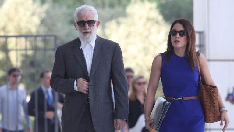 Ο Πέτρος Φιλιππίδης με τη δικηγόρο του